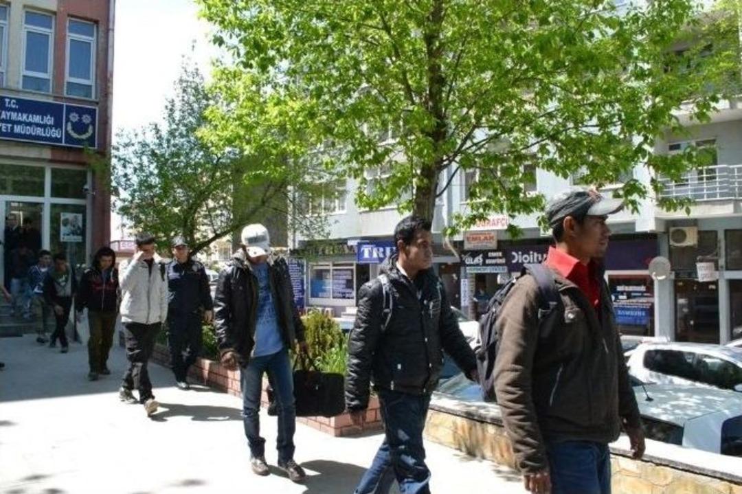 G&ouml;&ccedil;menleri Bu Kez De Tur Minib&uuml;s&uuml;yle Ka&ccedil;ırmak İstediler