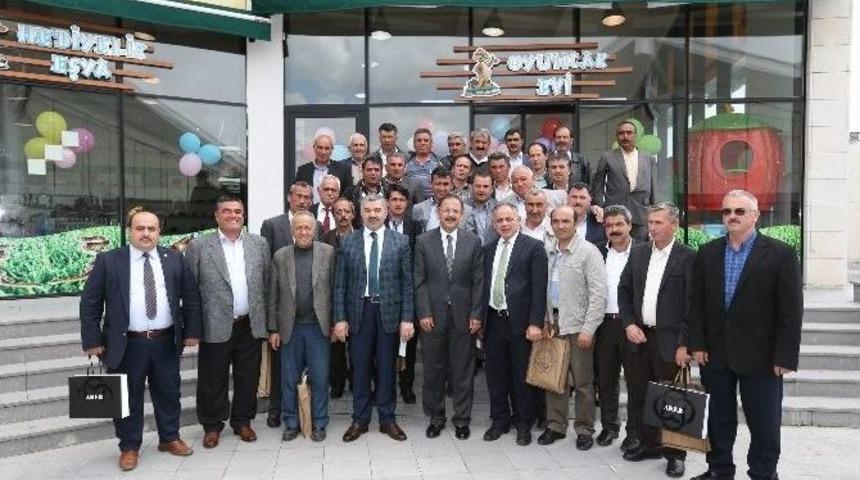 "muhtarlar, Uyum K&uuml;lt&uuml;r&uuml;&rsquo;n&uuml;n &Ouml;nemli Bir Par&ccedil;ası"