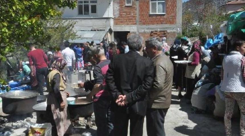 &Ccedil;orum'da D&uuml;ğ&uuml;n Yemeğinden 40  Kişi Hastanelik  Oldu