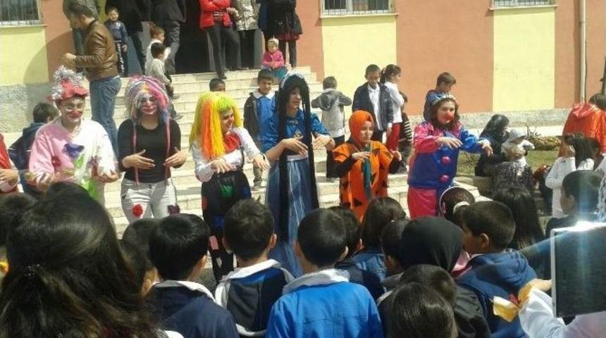 &Uuml;niversite &Ouml;ğrencilerinden K&ouml;y Okuluna Ziyaret