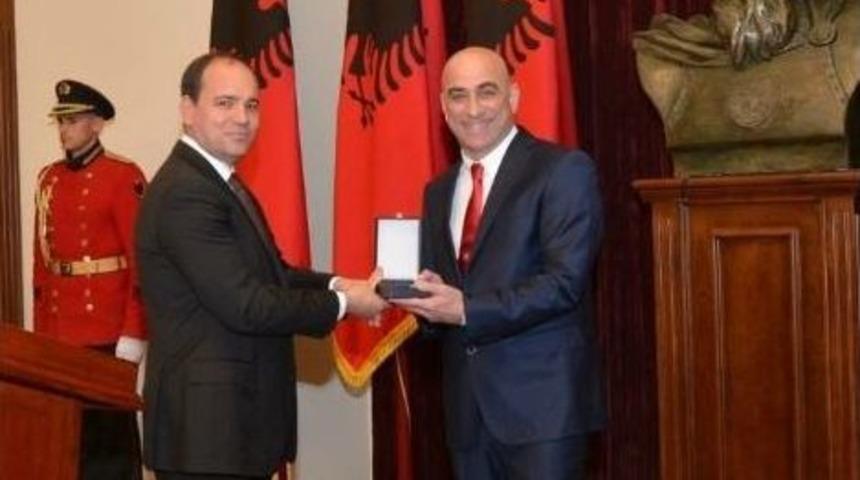 Prof.dr. Ers&ouml;z Ve Prof.dr Eren&rsquo;e Arnavutluk Devlet Nişanı