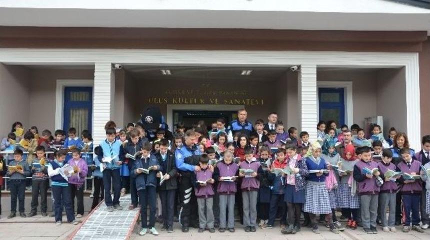 Kanka Polis Ulus&rsquo;ta Kitap Okudu