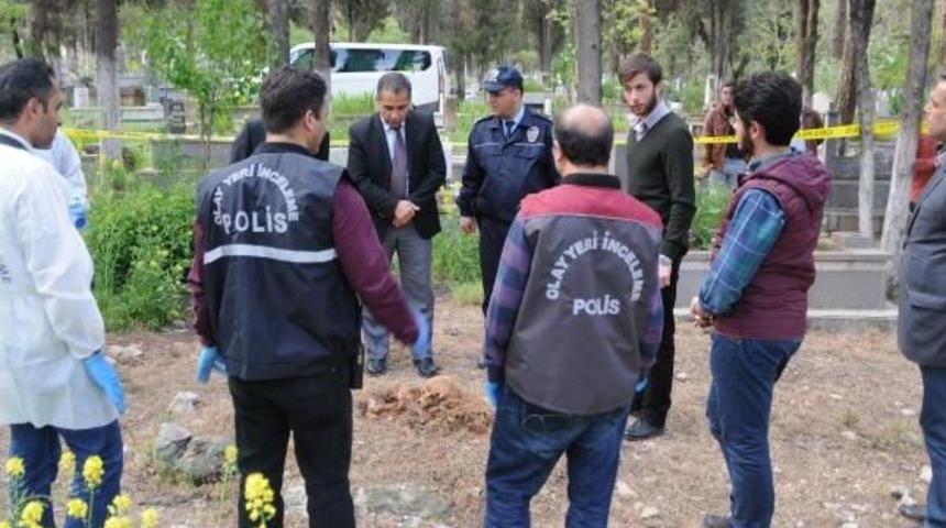 Mezarlıktaki &Ccedil;uvalda Insan Kemikleri Bulundu