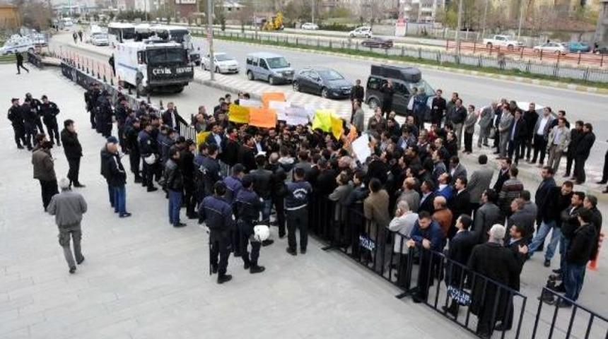 Van'da G&ouml;zaltındaki Polisler Adliyeye Sevk Edeldi (2)