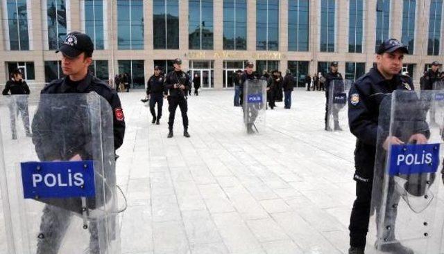 Van'da Gözaltındaki Polisler Adliyeye Sevk Edeldi (2)