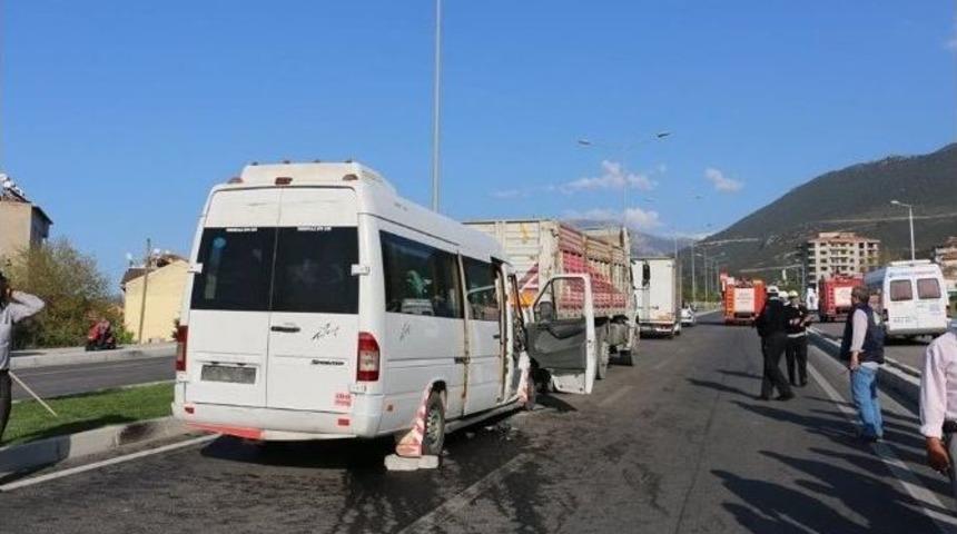 Denizli&rsquo;de Trafik Kazası: 8 Yaralı