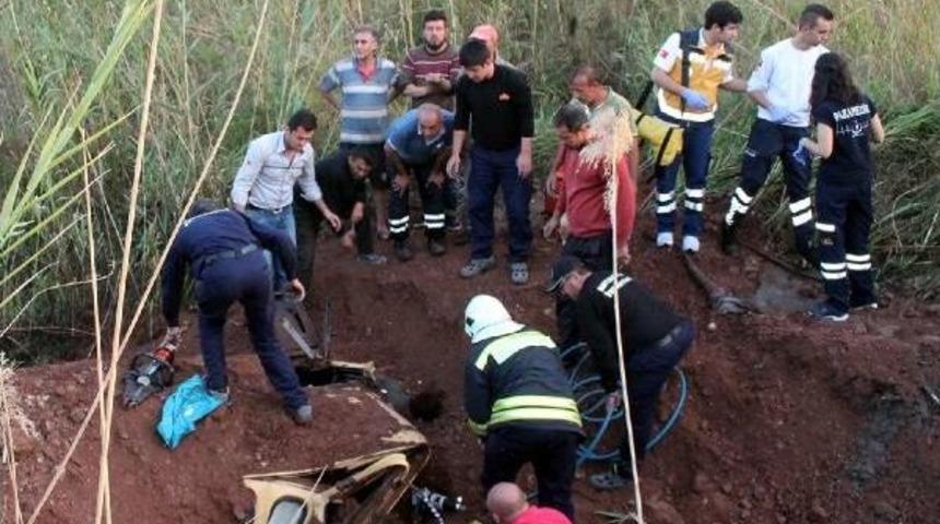 Kamyon Şarampole Devrildi S&uuml;r&uuml;c&uuml; &Ouml;ld&uuml;