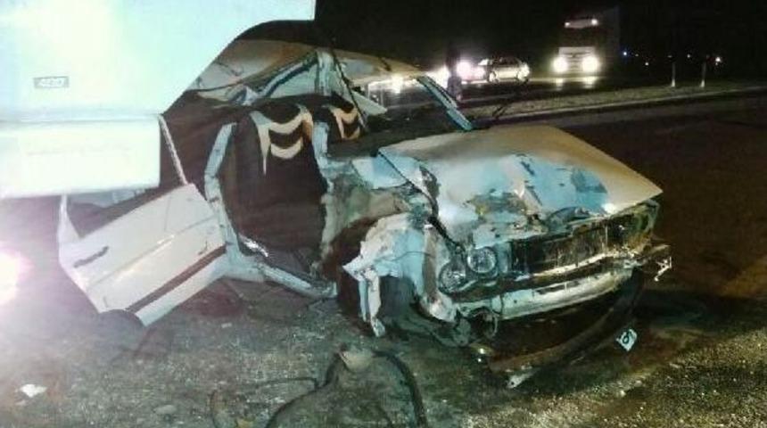 Otomobil, Tır'a &Ccedil;arptı: 2 &Ouml;l&uuml;, 2 Yaralı