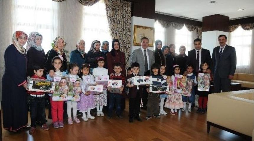 Başkan &Ccedil;etin&rsquo;den Miniklere Hediye