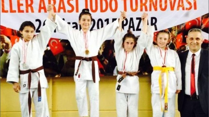 Akyazı&rsquo;da, &Ccedil;ifte Şampiyon B&uuml;y&uuml;kşehir Oldu