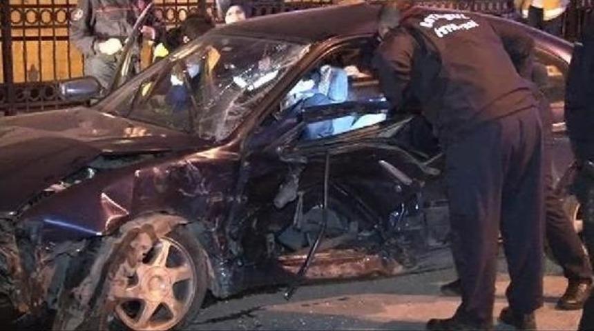 &Uuml;sk&uuml;dar'da Minib&uuml;s Ile Otomobil &Ccedil;arpıştı: 2'si &Ccedil;ocuk 4 Yaralı