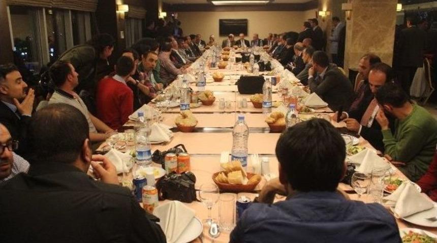 Ak Partililer Basınla Bir Araya Geldi