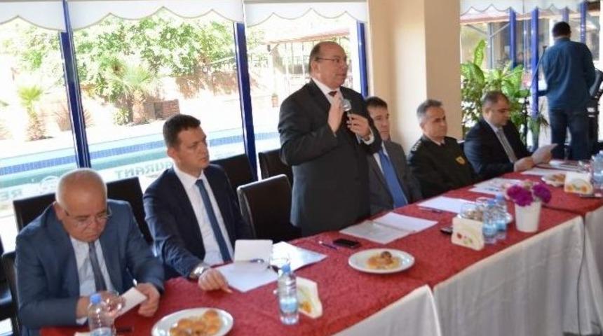 Vali &Ccedil;i&ccedil;ek, Ortaca&rsquo;da Muhtarları Dinledi