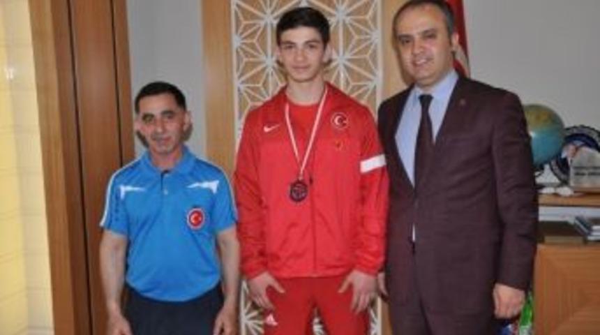 Başkan Aktaş&rsquo;tan D&uuml;nya Yedincisine &Ouml;d&uuml;l