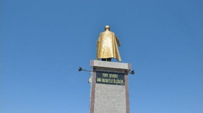 Kuşadası&rsquo;nda Atat&uuml;rk Heykeli Yenilendi