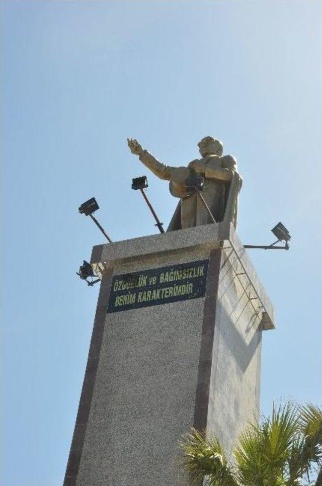 Kuşadası’nda Atatürk Heykeli Yenilendi