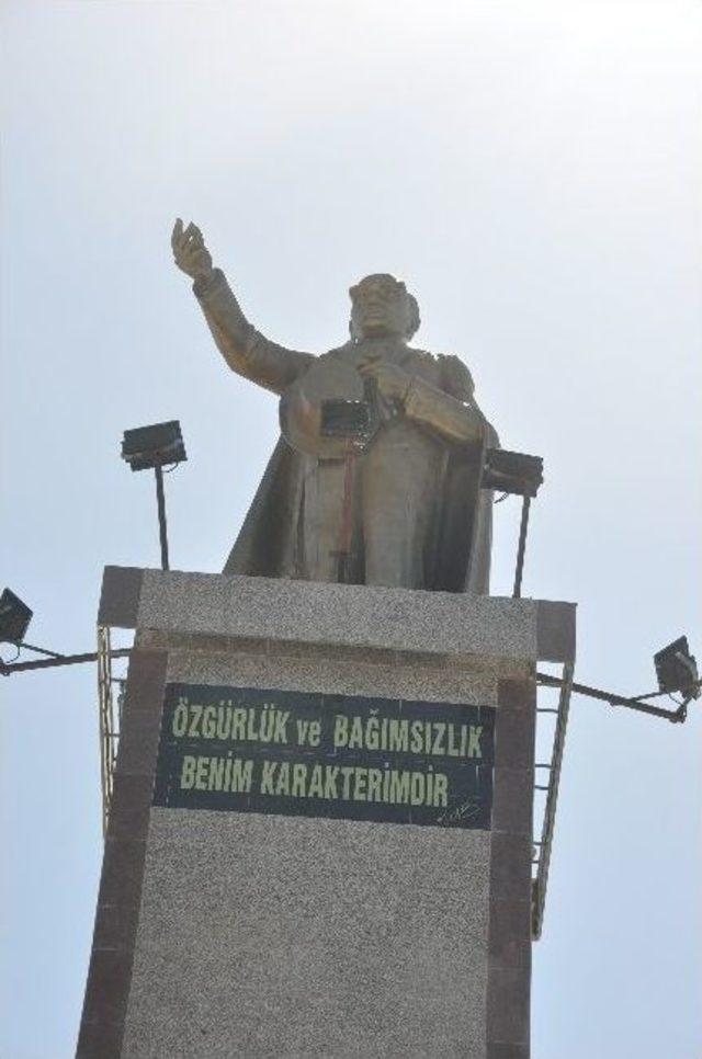 Kuşadası’nda Atatürk Heykeli Yenilendi