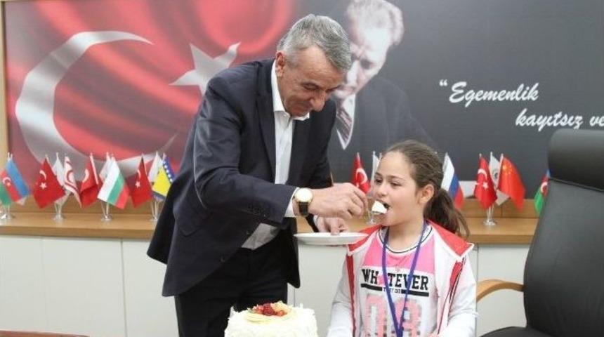 10 Yaşındaki Azeri &Ccedil;ocuğu Hayat&rsquo;a Doğum G&uuml;n&uuml; S&uuml;rprizi