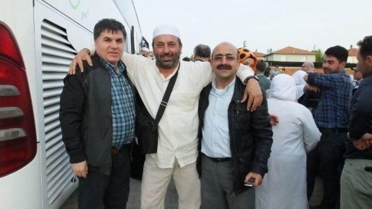 Burhaniye’de Umrecilere Coşkulu Karşılama G1