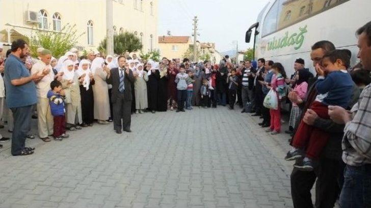 Burhaniye’de Umrecilere Coşkulu Karşılama G5