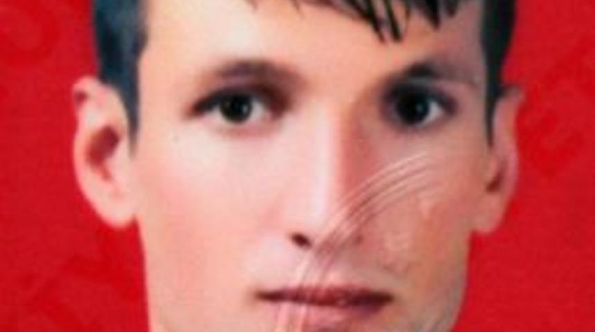 Şarampole U&ccedil;an Otomobilin S&uuml;r&uuml;c&uuml;s&uuml; &Ouml;ld&uuml;