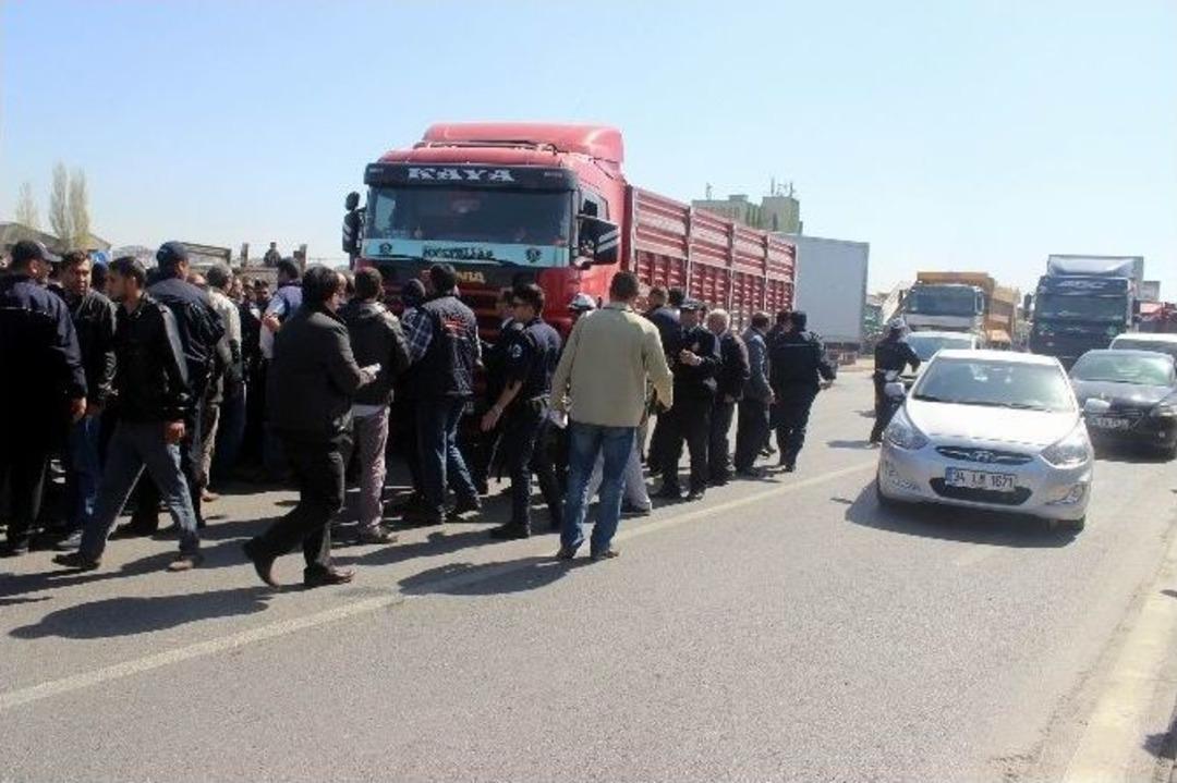 Kayseri&rsquo;de Kamyoncular Yol Kesip Eylem Yaptı