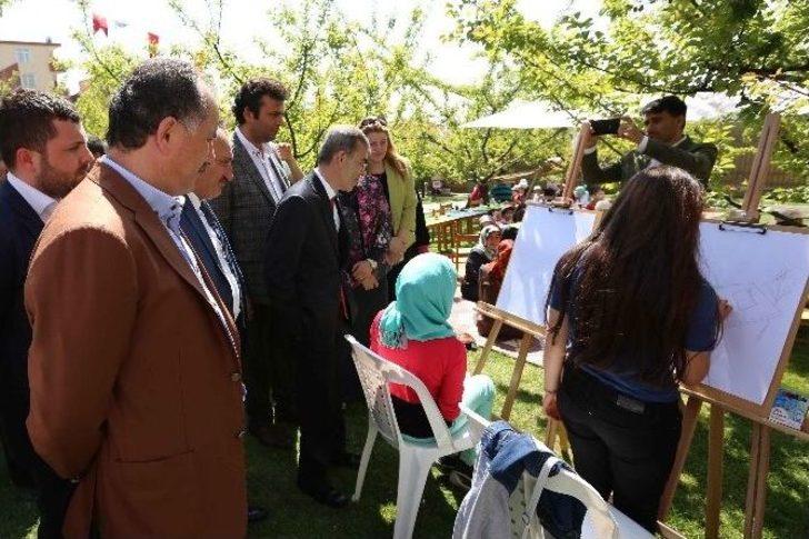 Kayısı Ağaçları Altında Kitap Okuma Keyfi G1