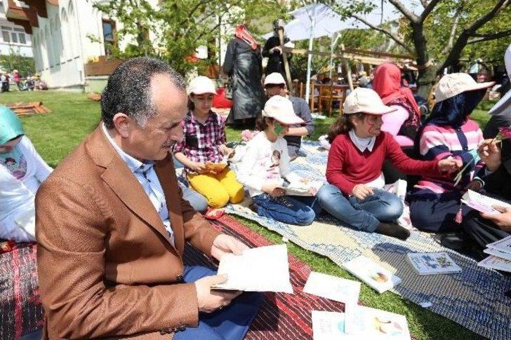 Kayısı Ağaçları Altında Kitap Okuma Keyfi G5