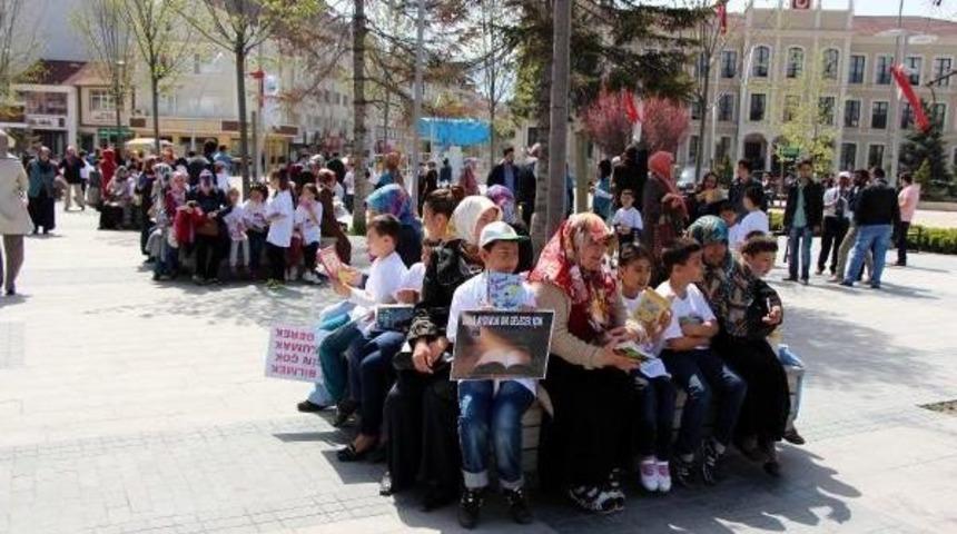 &Ouml;ğrenciler, Anneleriyle Birlikte Kitap Okudu