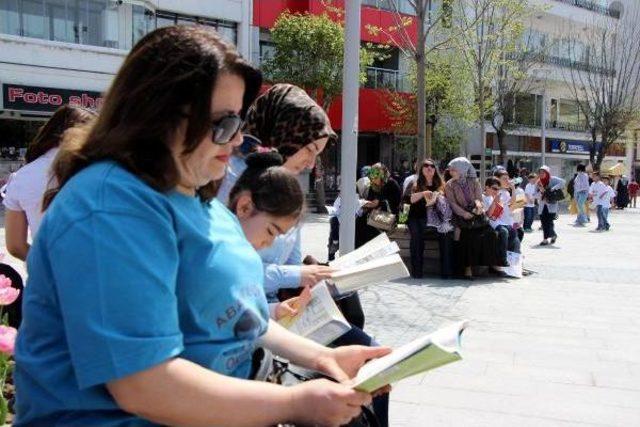 Öğrenciler, Anneleriyle Birlikte Kitap Okudu