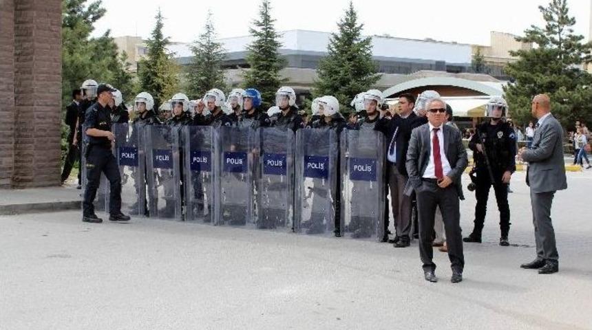 &Uuml;niversiteye Alınmayan &Ouml;ğrenciler Kamp&uuml;s Girişinde Oturma Eylemi Yaptı