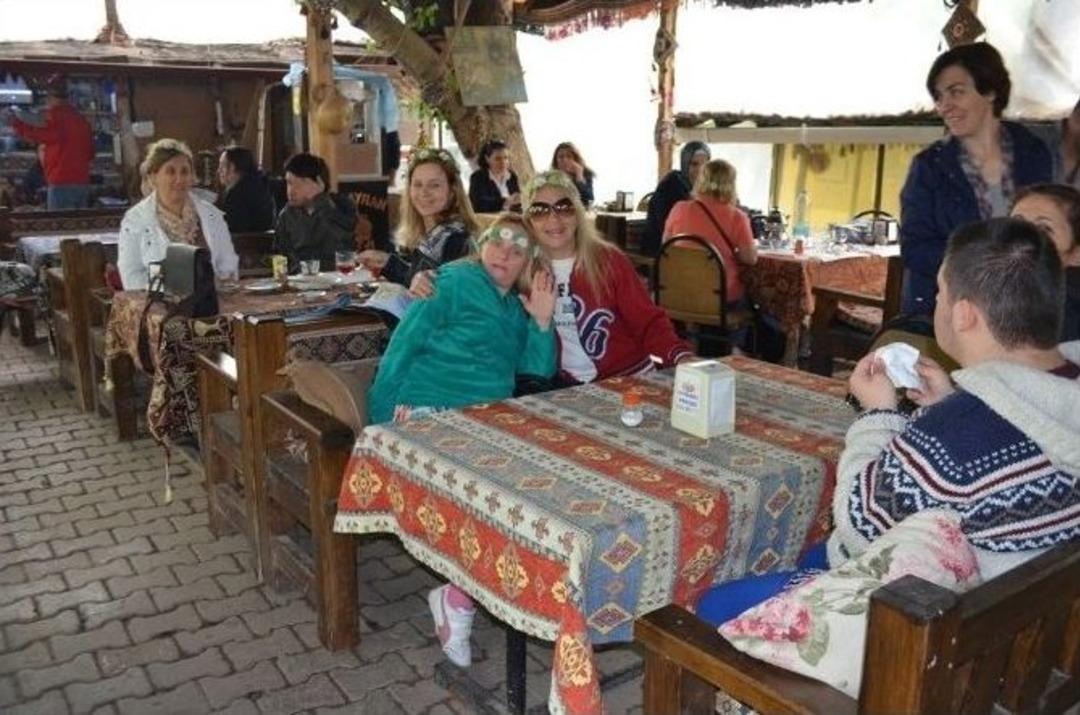 Down Sendromu &Ccedil;ocuklar Sel&ccedil;uk&rsquo;ta Kahvaltıda Buluştu
