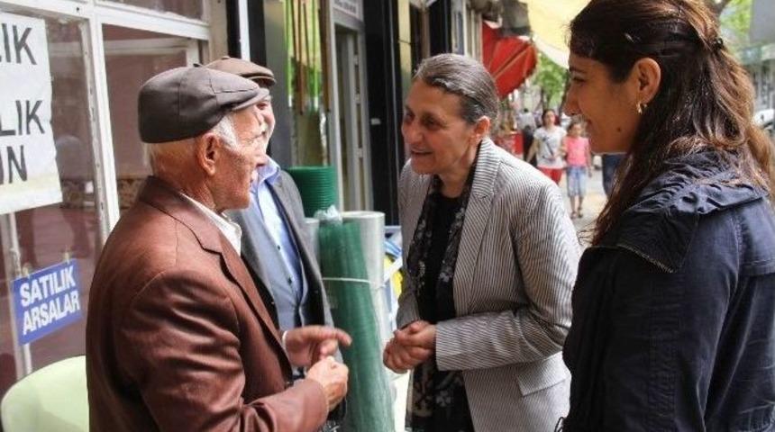 Akat, Esnafı Ziyaret Ederek Parke Taşı &Ccedil;alışmalarını İnceledi