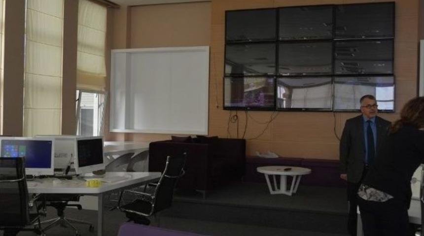 Arnavutluk Başbakanlık İletişim Departmanı Ve Kriz Y&ouml;netim Merkezi&rsquo;ne Donanım Desteği