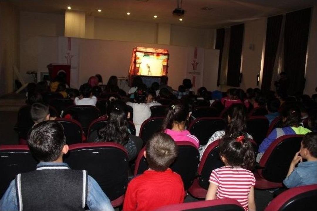&Ouml;ğrenciler Karag&ouml;z Ve Hacivat Oyununu Sevdi