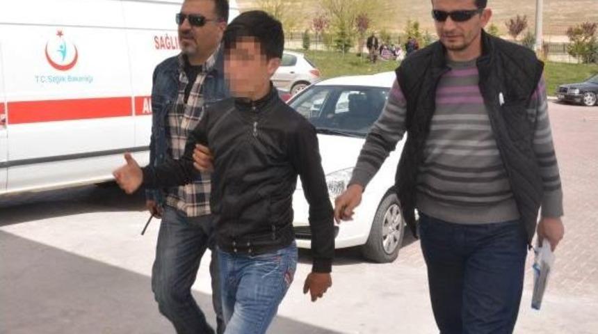 Liseli Genç, Kız Arkadaşının Eski Sevgilisini Bıçaklayarak Öldürdü