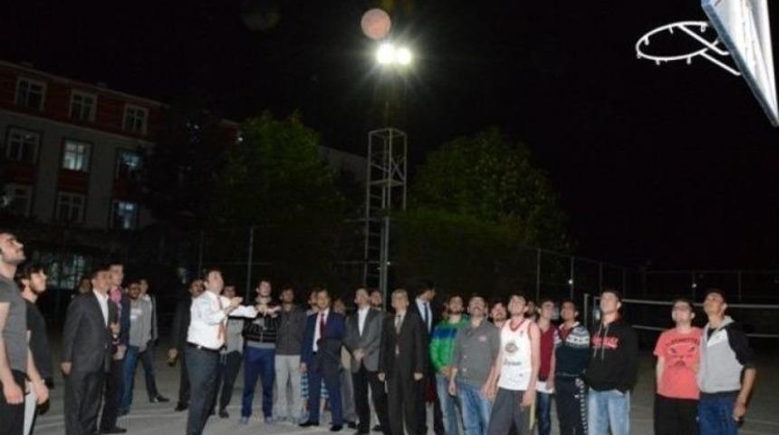 Başkan Eroğlu, &Ouml;ğrencilerle Basketbol Oynadı, Şarkı S&ouml;yledi