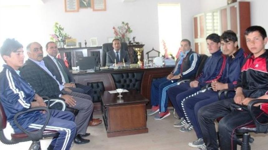 Şampiyon &Ouml;ğrencilerden M&uuml;d&uuml;r Edip&rsquo;e Ziyaret