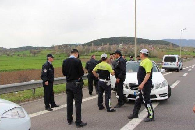 Otoyolu Birbirine Katan Alkollü Sürücüye Kelepçe