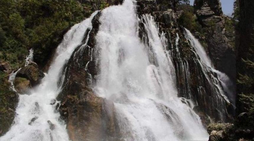Uçansu Şelalesi’nde Kar Bereketi