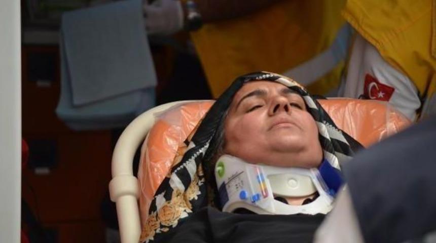 Boşanmak Istemeyen Kadın, Adliye &Ccedil;ıkışında D&ouml;v&uuml;ld&uuml;