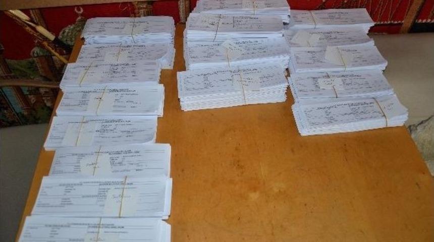 Se&ccedil;men Kağıtları Dağıtılıyor