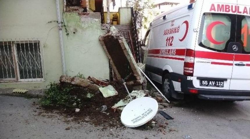 Ambulans Evin Duvarına &Ccedil;arptı