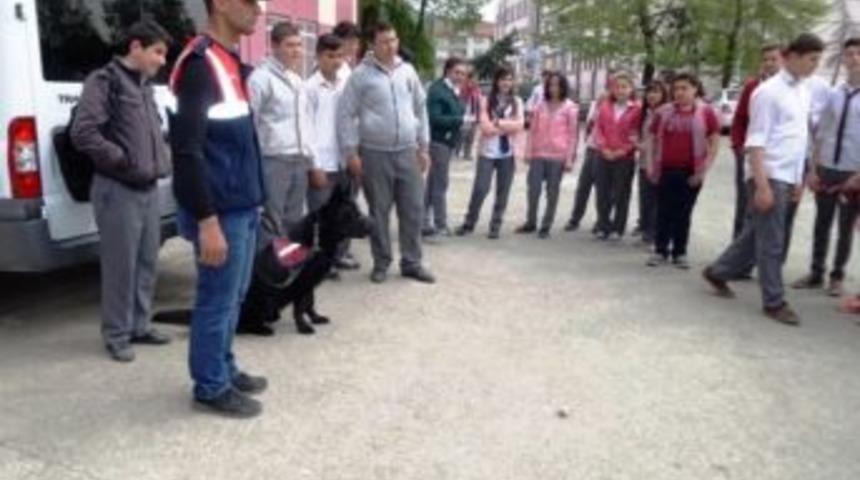 Jandarma &Ouml;ğrencilere Uyuşturucudan Korunma Yollarını Anlattı