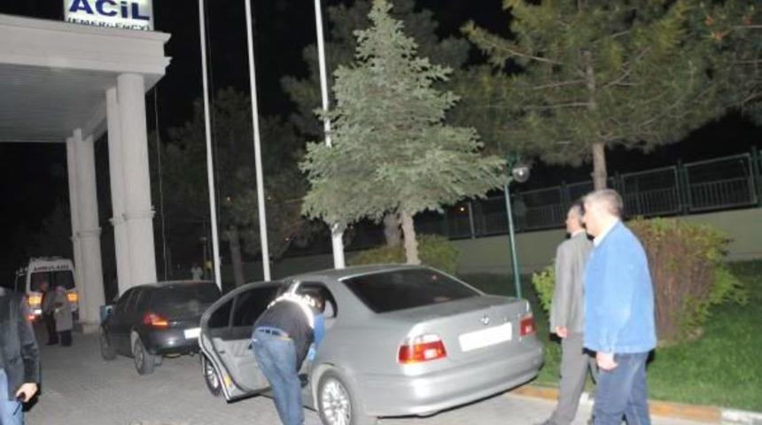 Hastane Bah&ccedil;esinde Silahlı Kavga: 1 Yaraladı