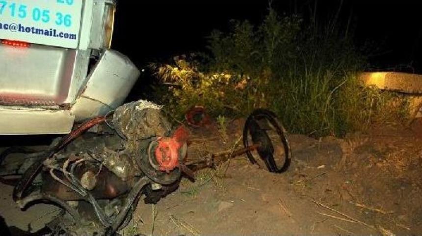 Otomobille Kamyonet &Ccedil;arpıştı: 4 Yaralı