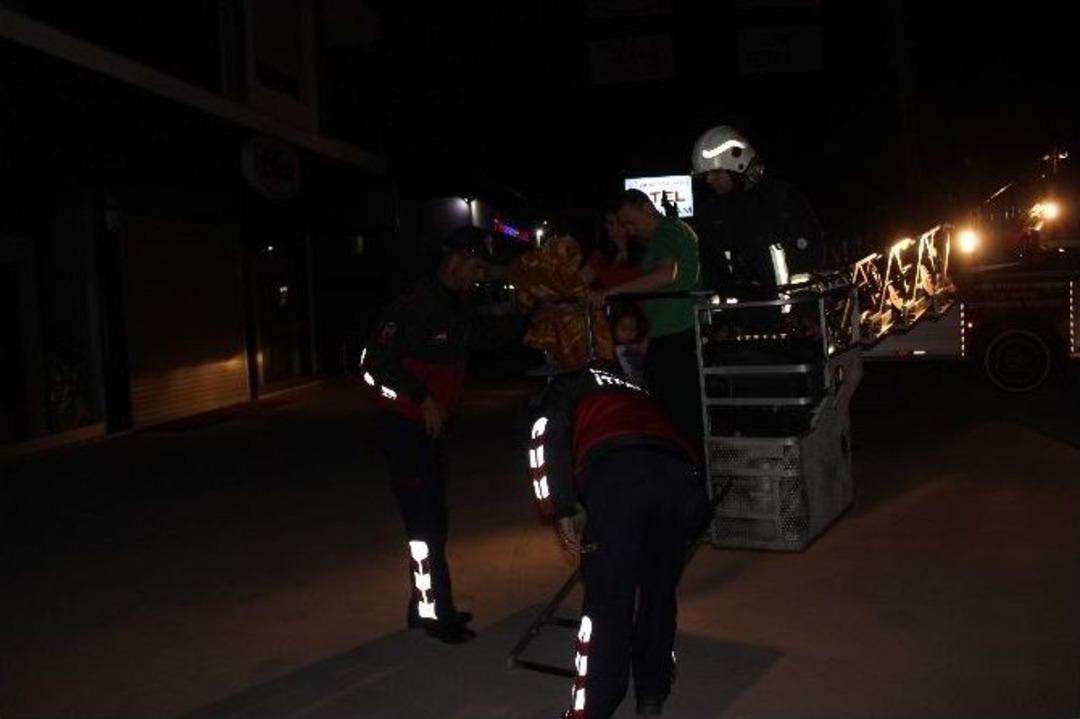 Yangına Uykuda Yakalanan Apartman Sakinlerini Zehirlenmekten İtfaiye Kurtardı