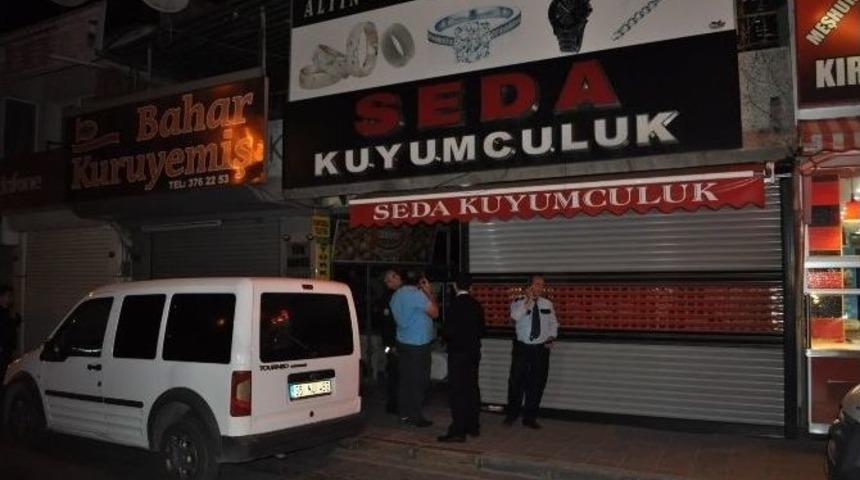 İzmir&rsquo;de Kuyumcu Soydular