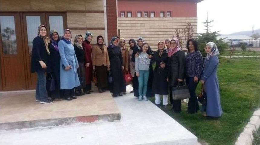 Ak Parti&rsquo;li Hanımlardan Sevgi Evleri&rsquo;ne Bayram Ziyareti