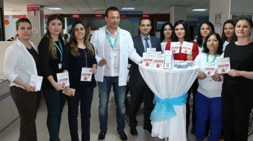 Sağlık&ccedil;ılar, Şiddetin &Ouml;nlenmesi İ&ccedil;in Hastalara Broş&uuml;r Dağıttı